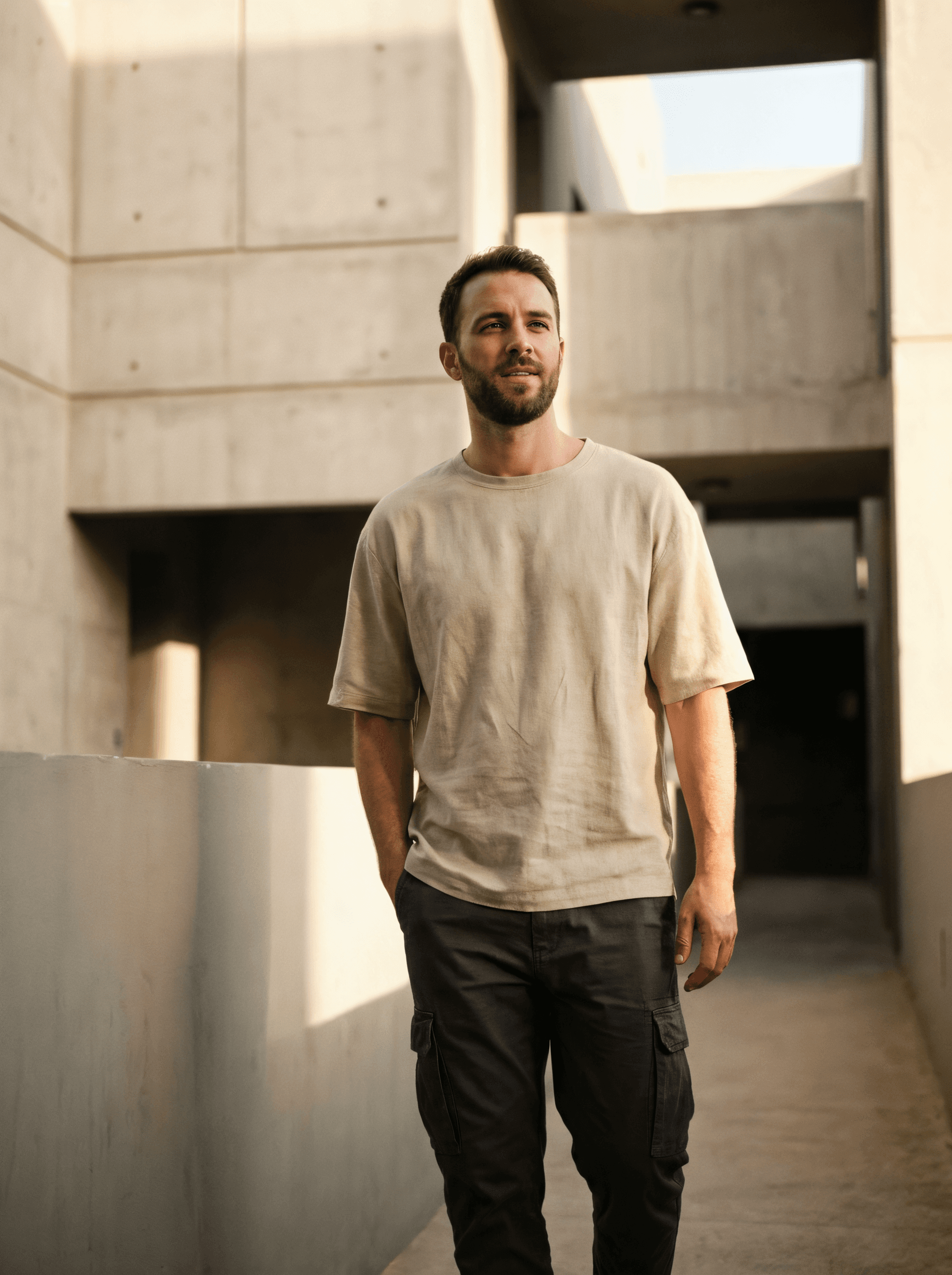 T-shirt premium BADYSS porté en contexte urbain.